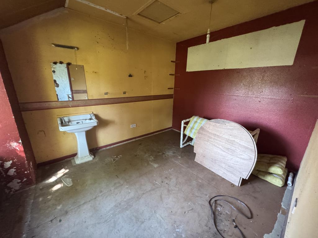 Lot: 97 - DETACHED COTTAGE FOR EXTENSIVE IMPROVEMENT - Bedroom